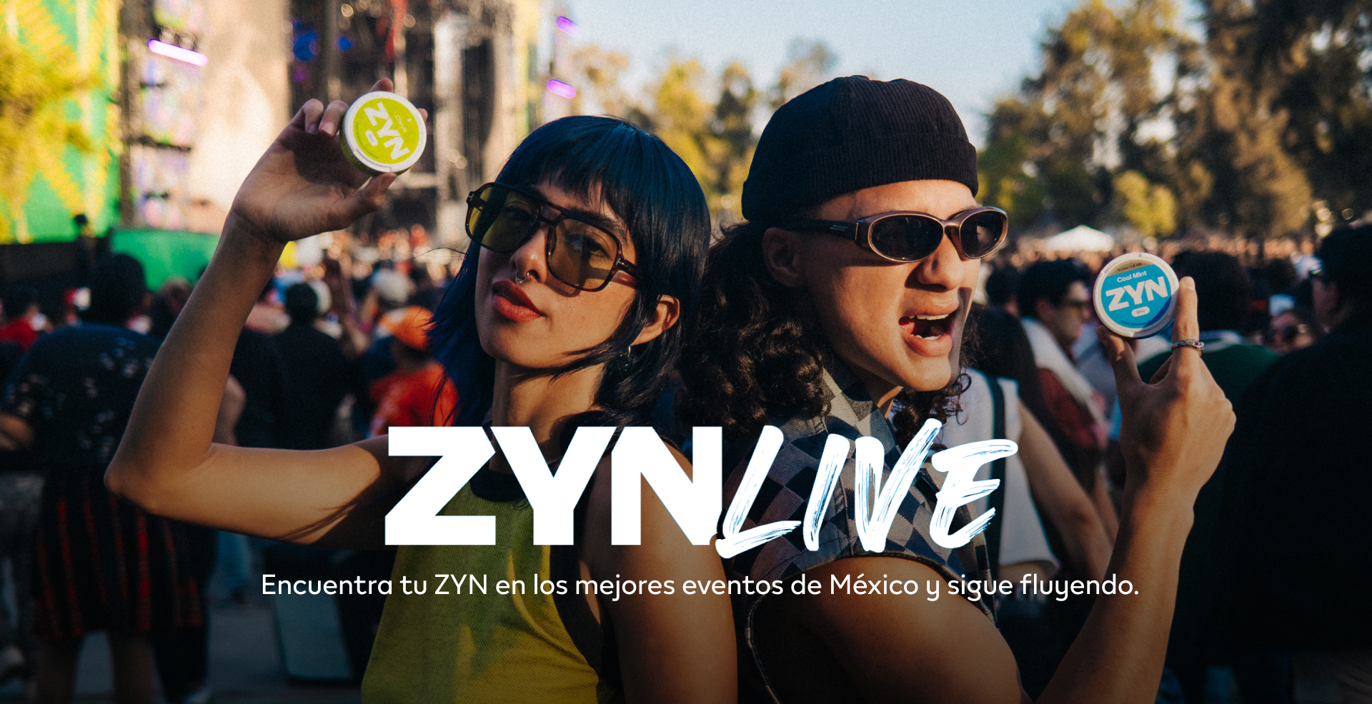 Dos personas en un evento al aire libre sostienen envases circulares de ZYN frente a un escenario, con el texto “ZYN LIVE. Encuentra tu ZYN en los mejores eventos de México y sigue fluyendo."
